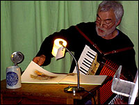 Sebastian Huber spielt Ziehharmonika